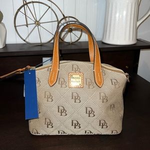 HAND AND CROSS BODY PURSE!